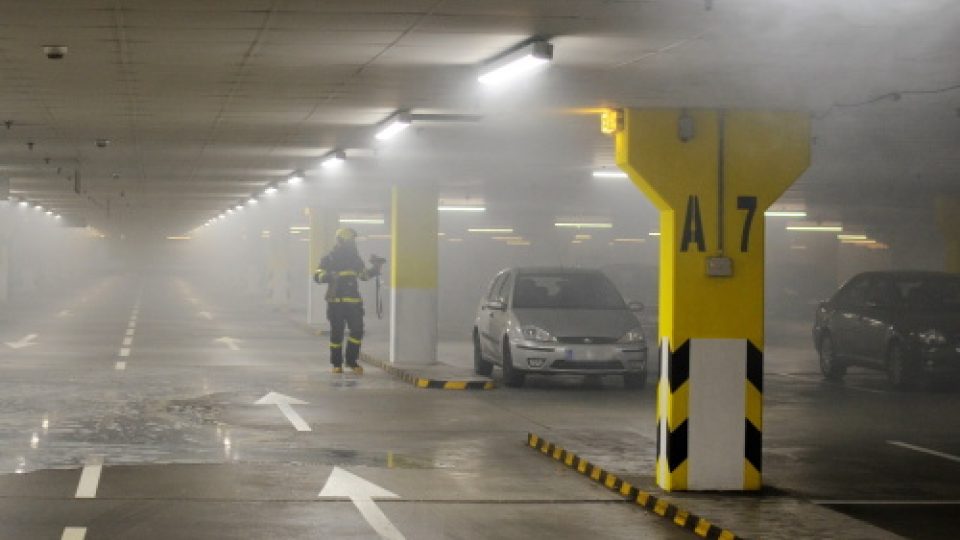 Požár auta v garážích OC Futurum v Ostravě