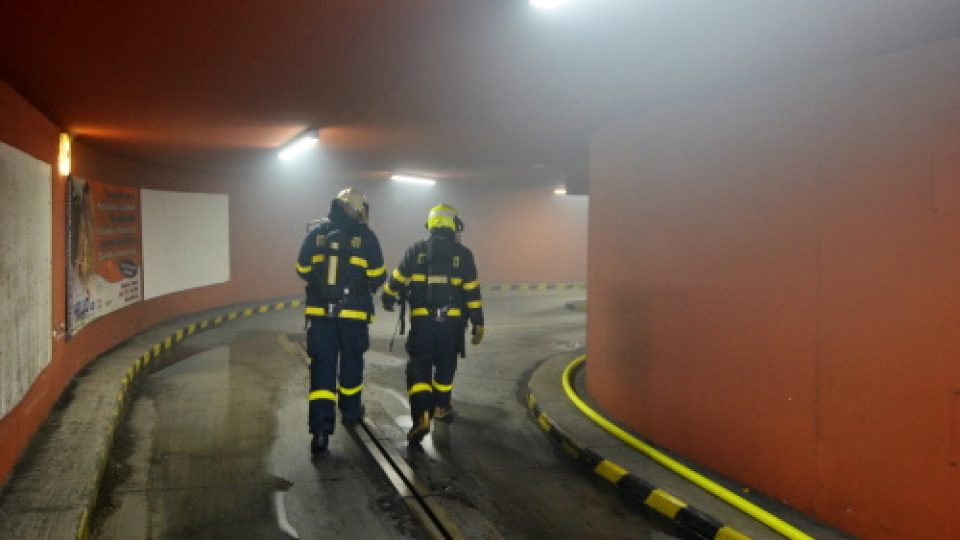 Požár auta v garážích OC Futurum v Ostravě