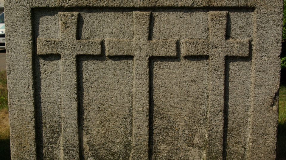 Na podstavci kamenného kříže je kolem dokola vytesáno  devět křížů, které připomínají tragickou událost  