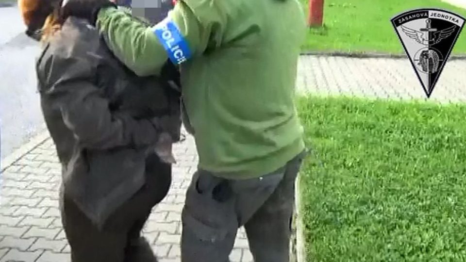 Policie objasnila vraždu u Lázní Bělohrad. Zadržen byl manželský pár, který se k činu přiznal 