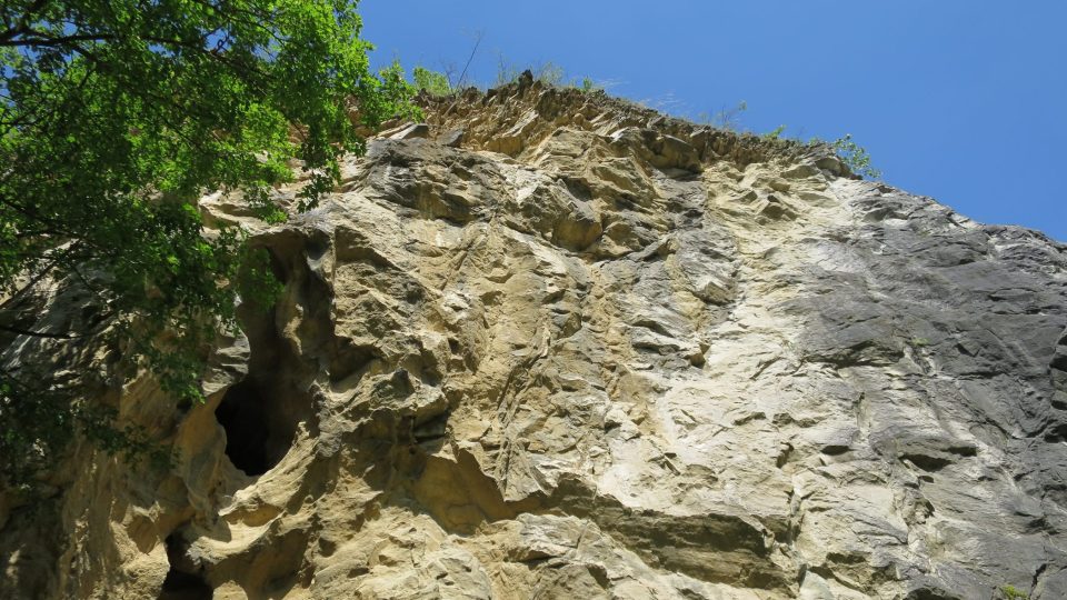 Silurské vrstvy jsou viditelné na samotném vrcholu skály