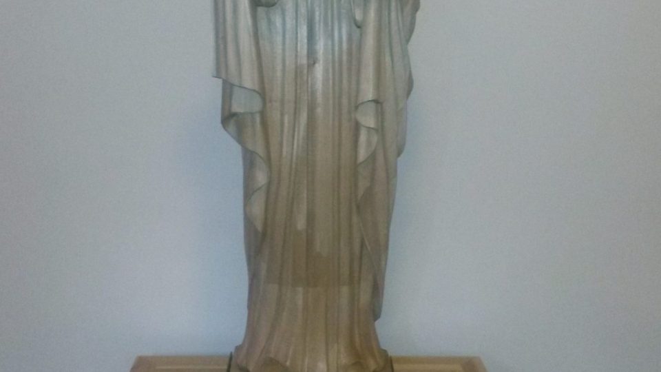 Nová socha Madony z Dachau stojí v kostele sv. Martina v Krnově