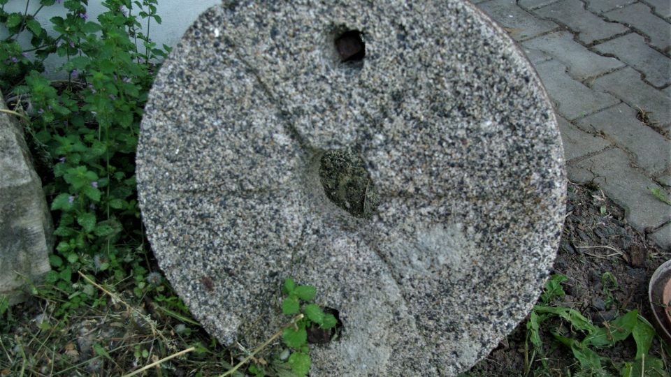 Původní mlýnský kámen u vstupu do Prášilova mlýna