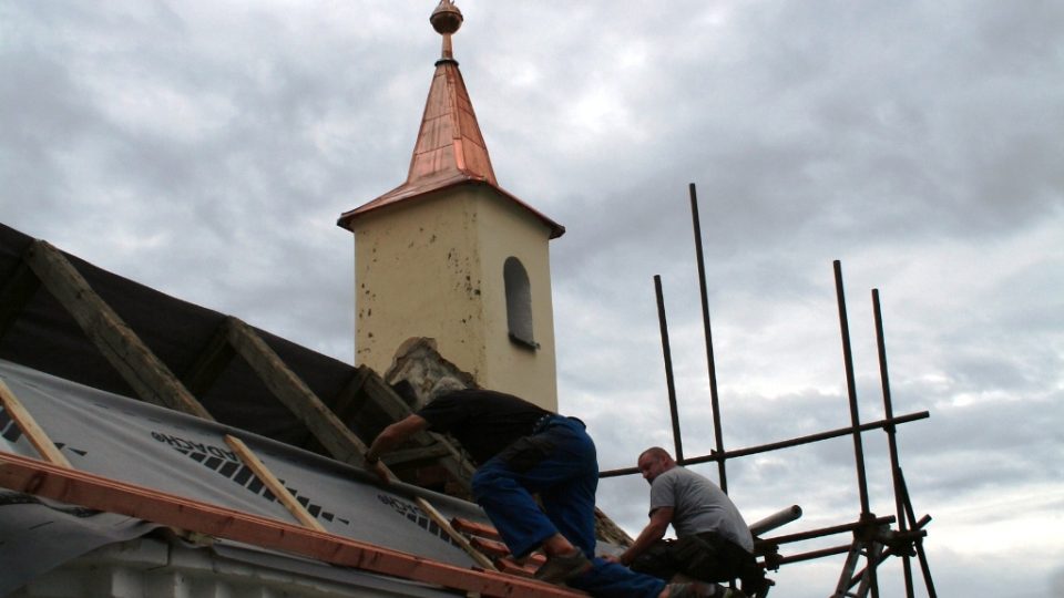 Vladimír Kotrc se i v 76 letech naplno věnuje řemeslu klempíře. Na střeše v Dolním Kožlí mu pomáhal syn Pavel