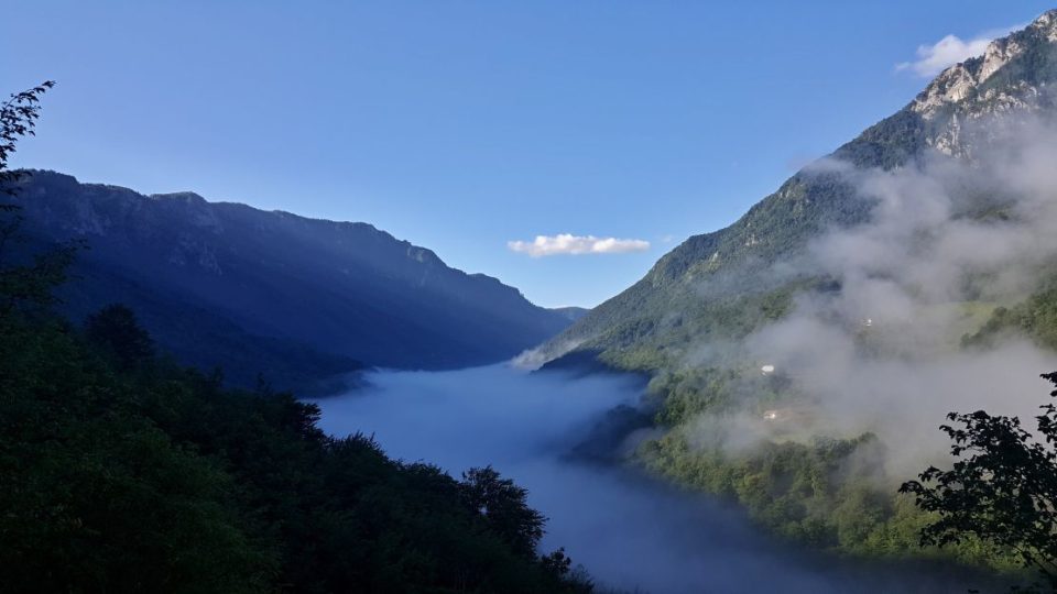 Kaňon řeky Piva zalitý po ránu mlhou - Černá Hora