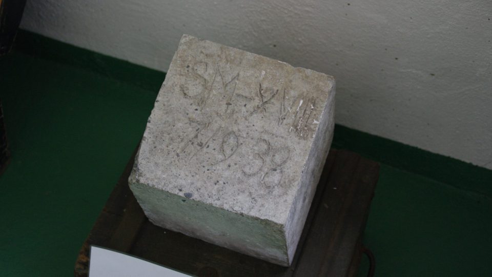 Zkušební kostka betonu z bunkru nese datum jen tři týdny před Mnichovem