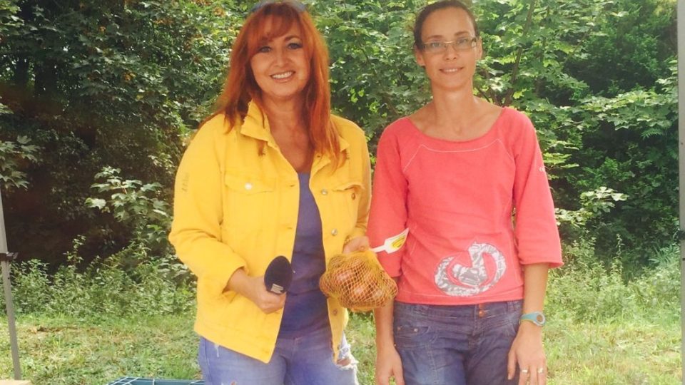 Blanka Malá a Vlasta Kejklíčková z Plotišť, která cibuli pěstuje na rodinné farmě 