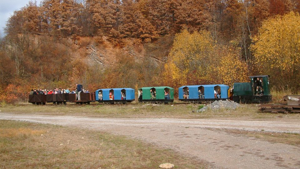 Návštěvníky vozí po areálu nejčastěji lokomotiva z počátku 60. let. Ostatně depo lokomotiv čeká přímo ve štole
