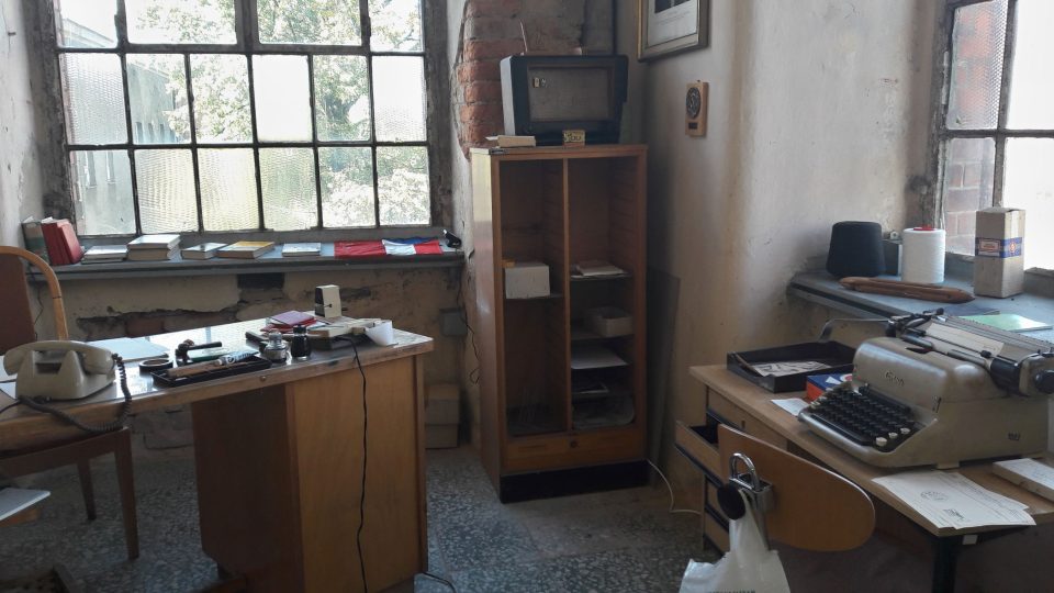Součástí výstavy je i dobově zařízená kancelář Součástí výstavy je i dobově zařízená kancelář