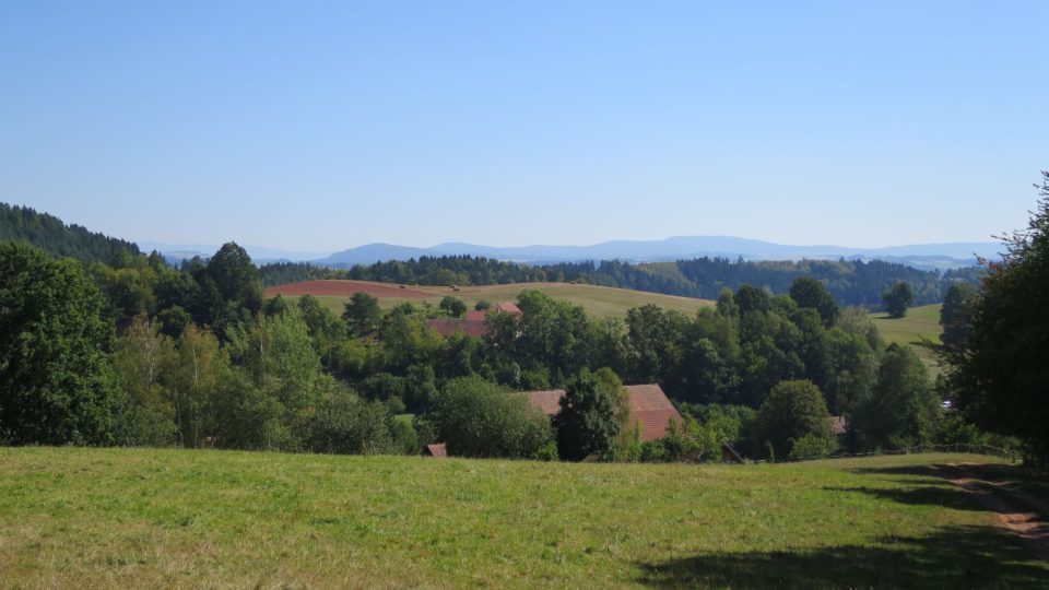 Na Kozinec vás zavede žlutá turistická stezka a zastavení Pěší trasy obce Písečná