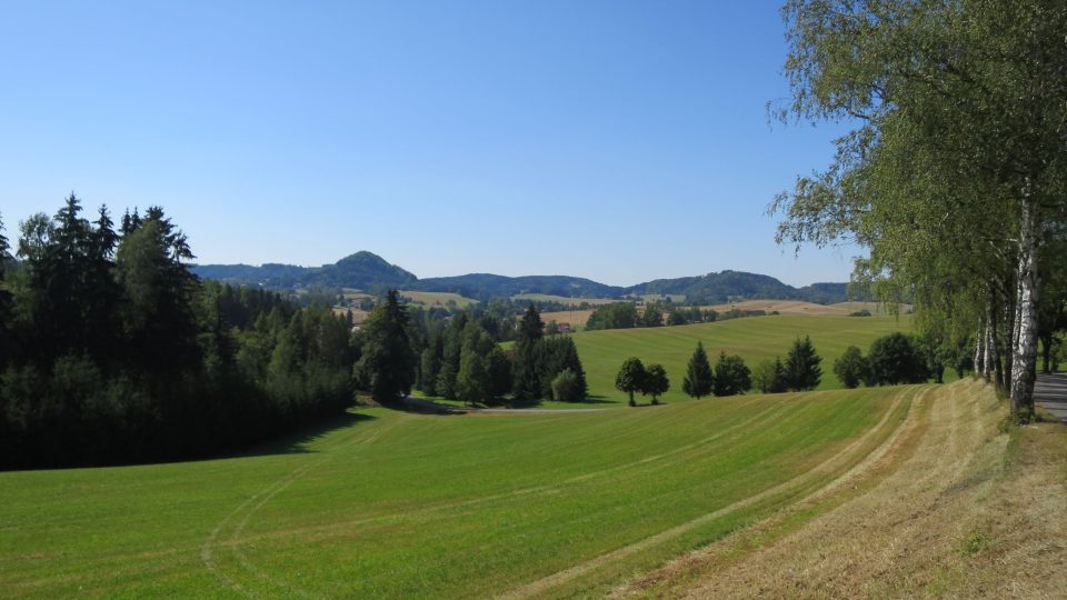 Pohled na dva nejvyšší vrcholy nad obcí Písečná, vlevo Žampach, vpravo Kozinec