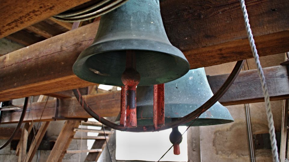 Ve zvonovém patře najdeme pět zvonů z roku 1968