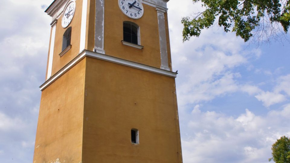 Zvonice je starší než současný kostel a byla přistavěna patrně poté, co přestal jeho předchůdce sloužit Českým bratřím