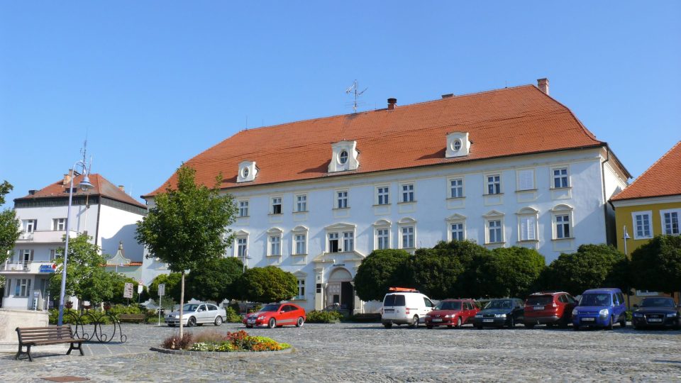 Vchod do podzemí se nachází v bývalém arcibiskupském zámku, dnes muzeu