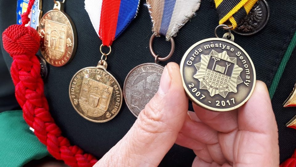 Uniformy zdobí pamětní medaile ze setkání ostrostřelců z celé republiky