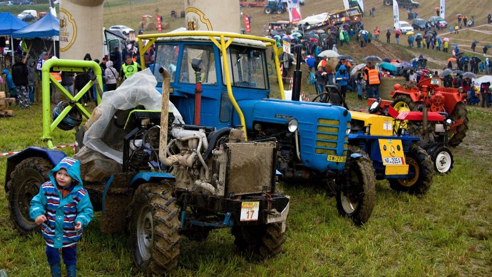 Závody traktorů v Bozkově na Semilsku