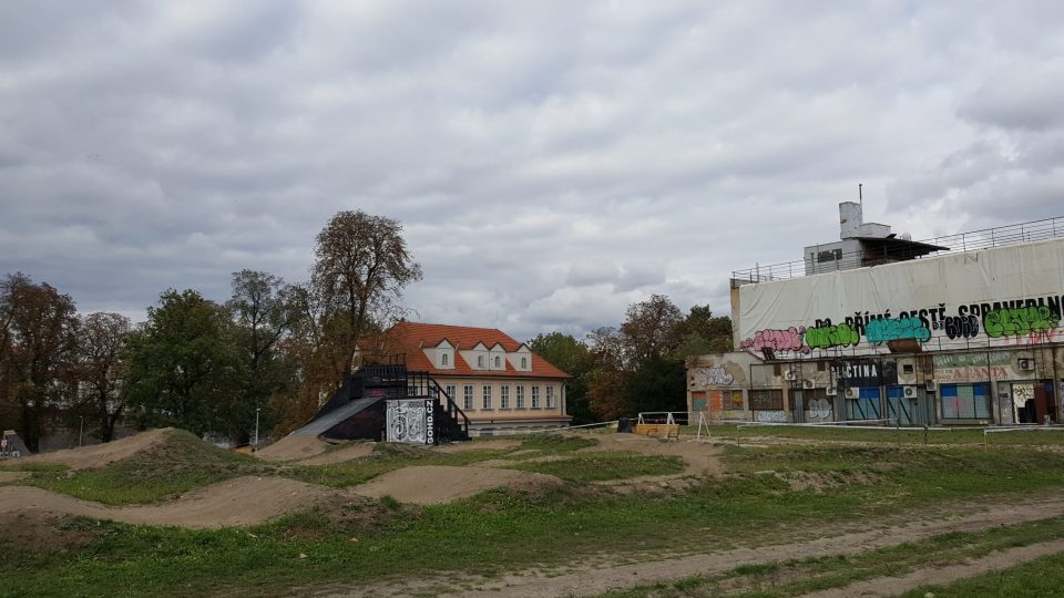 Tady stával zimní stadion, který hostil MS v ledním hokeji