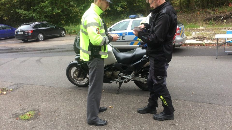 Policisté motorkáře upozorňovali na pravidlo „být vidět“. Rozdávali jim reflexní prvky, například kšandy