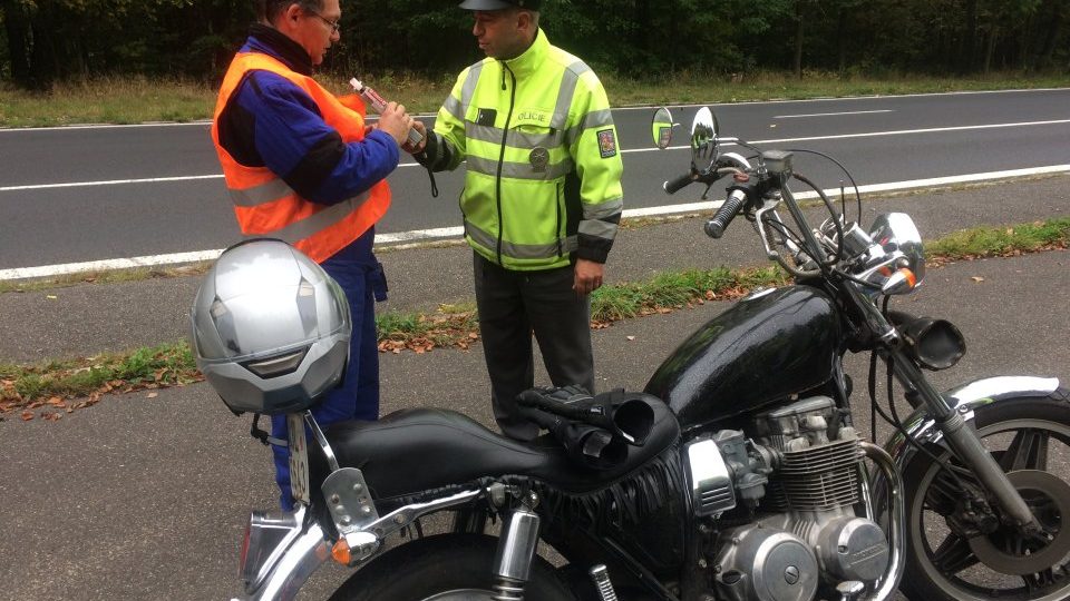 Policisté motorkáře upozorňovali na pravidlo „být vidět“. Rozdávali jim reflexní prvky, například kšandy