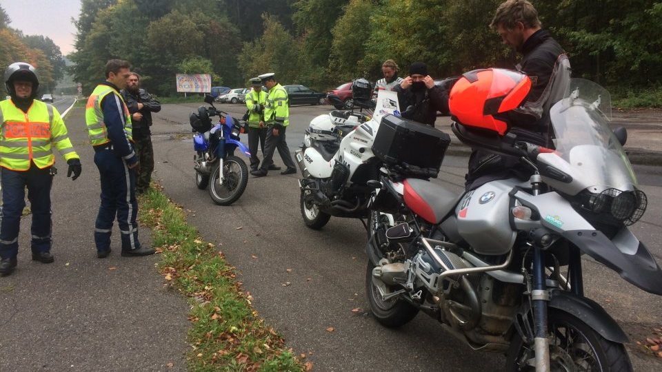 Policisté motorkáře upozorňovali na pravidlo „být vidět“. Rozdávali jim reflexní prvky, například kšandy