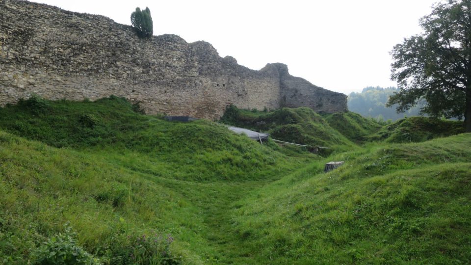 Pozůstatky obytných budov v areálu hradu Lanšperk