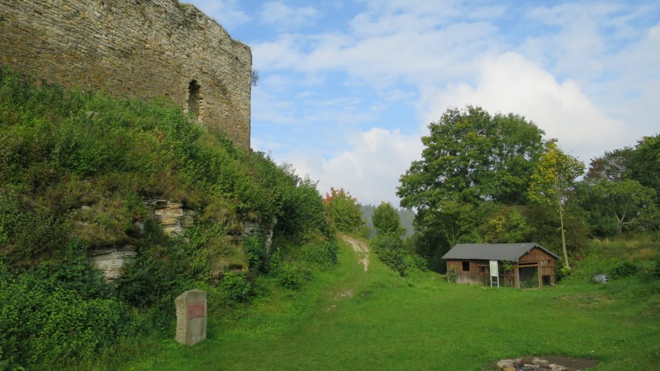 Hradební zeď a vstup do areálu hradu