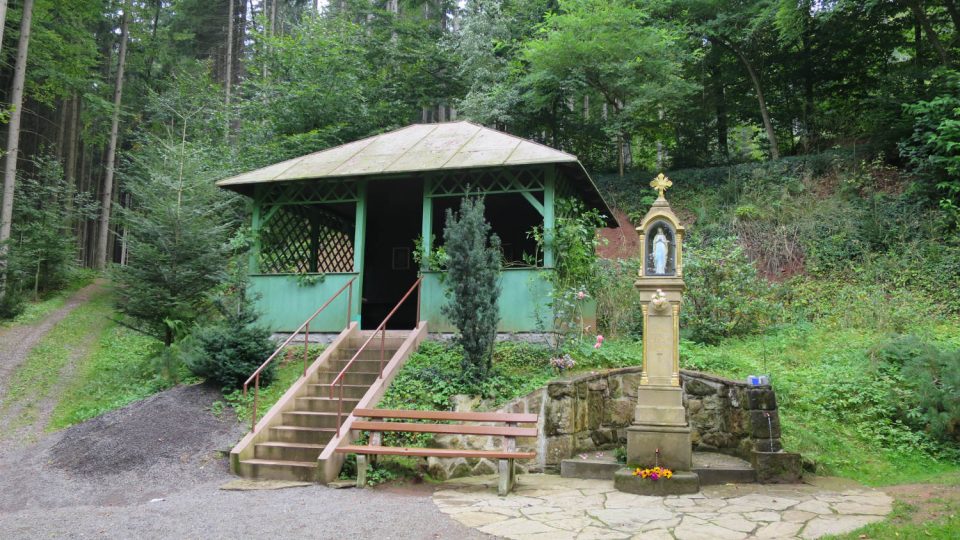 Studánka a místo pro odpočinek u Horákovy kaple