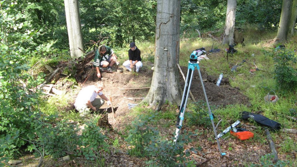 Archeologové při výzkumu bezejmenného středověkého hradu poblíž Lanšperka v roce 2009