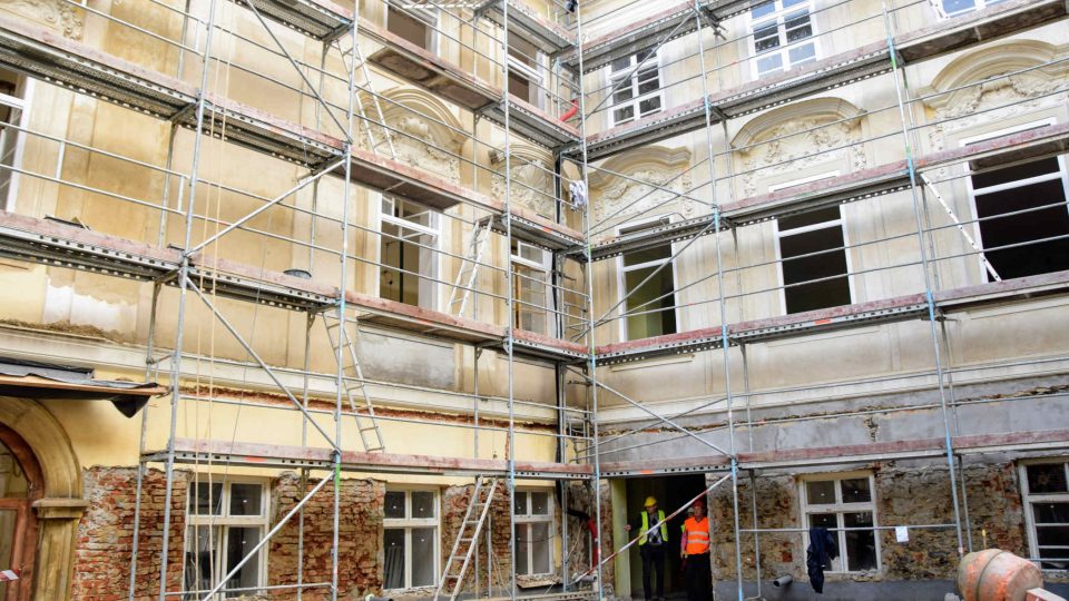 Rekonstukce Knurrova paláce bude hotová v srpnu příštího roku Rekonstukce Knurrova paláce bude hotová v srpnu příštího roku