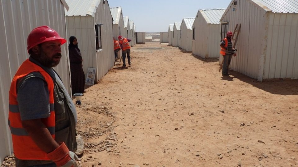 Na rozšíření provizorních příbytků pracují sami Syřané