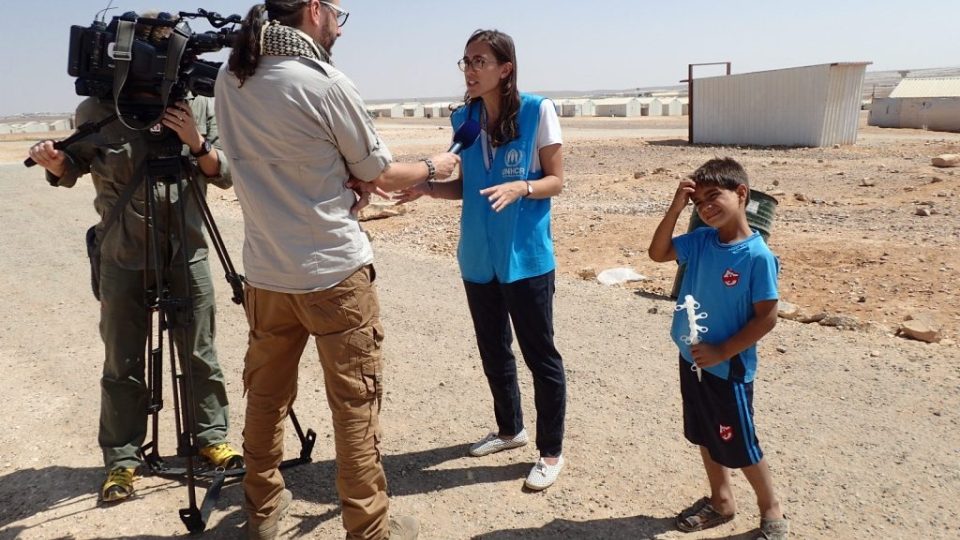 Pracovnice UNHCR odpovídá na otázky zahraničních novinářů