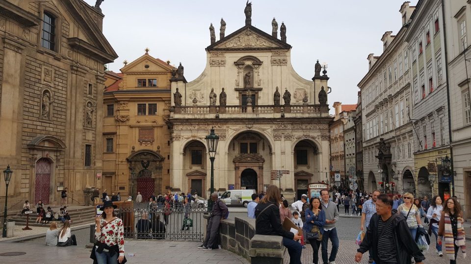 Kostel svatého Salvátora a Klementinum s Národní knihovnou po Karlově levici