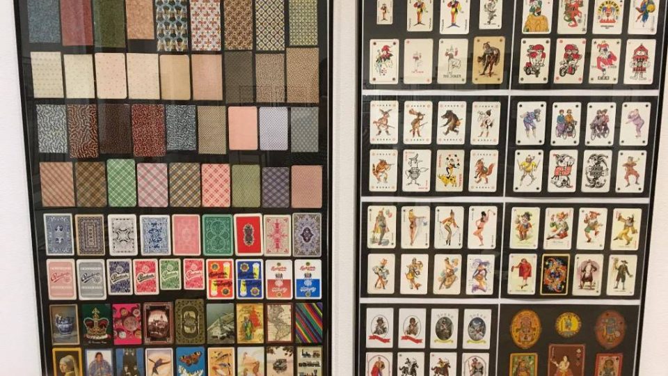 Výstava Jedny karty nestačí v Jihočeském muzeu představuje barevný svět hracích karet
