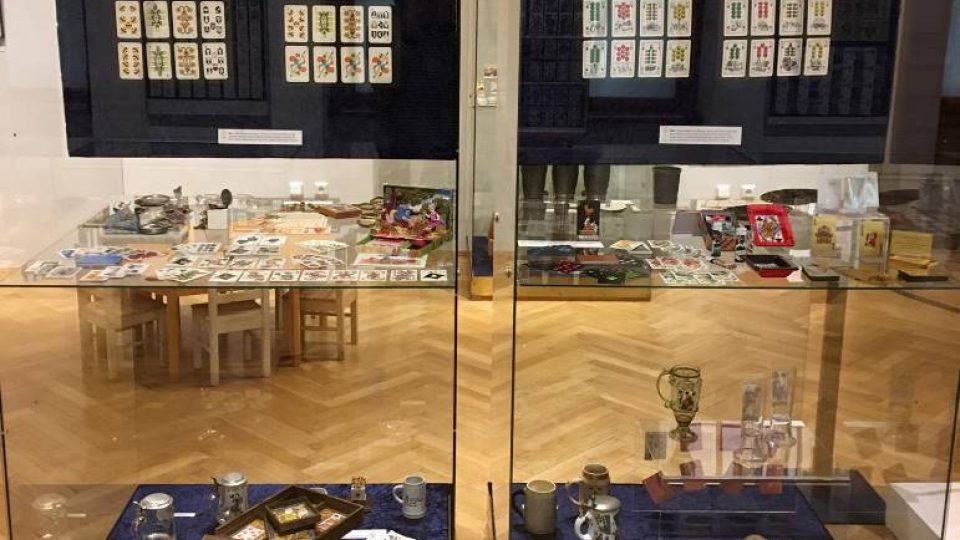 Výstava Jedny karty nestačí v Jihočeském muzeu představuje barevný svět hracích karet