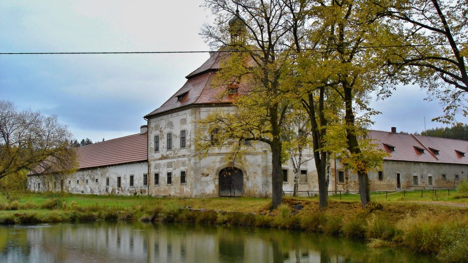 Z ruiny barokní skvost se zajímavými expozicemi. To je naděje hospodářského dvora Hubenov u Kralovic. Majitel chce památku se Santiniho rukopisem kompletně rekonstruovat