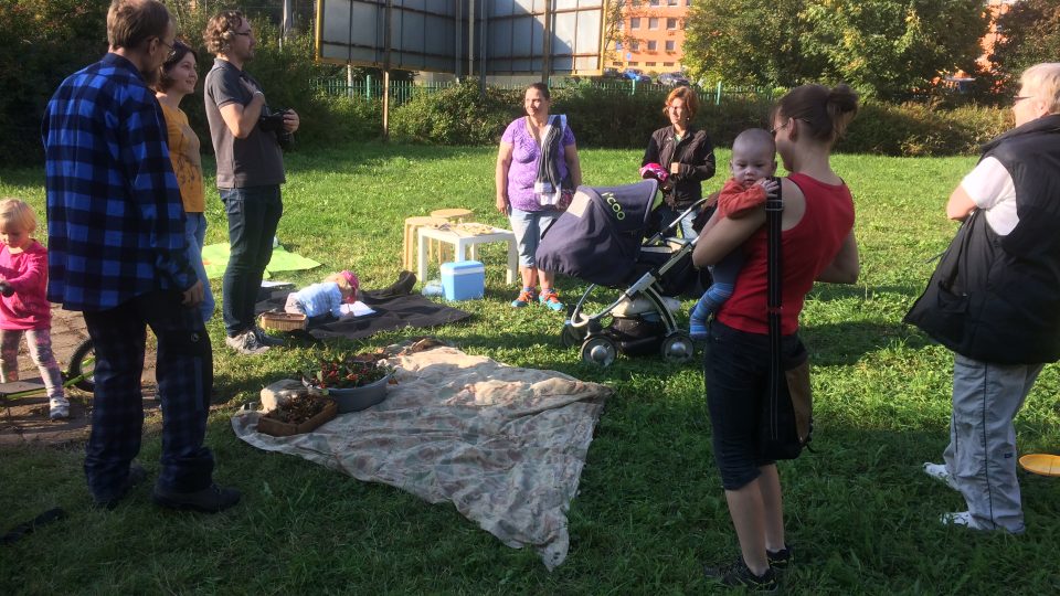 Členové spolku Krásné sousedění několika zájemcům popsali plány s komunitní zahradou