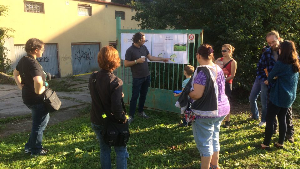 Členové spolku Krásné sousedění několika zájemcům popsali plány s komunitní zahradou