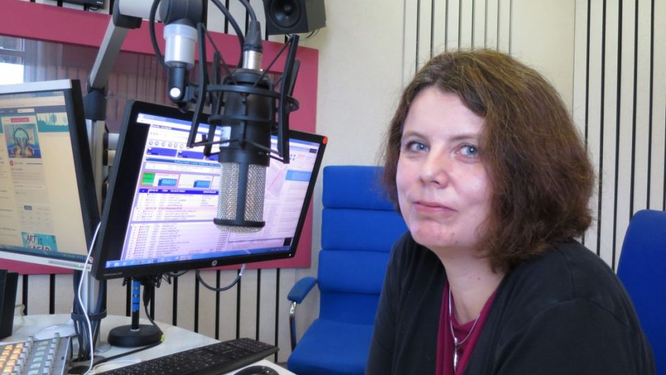 Meteoroložka Mgr. Stanislava Kliegrová, Ph.D. ve studiu Českého rozhlasu Hradec Králové