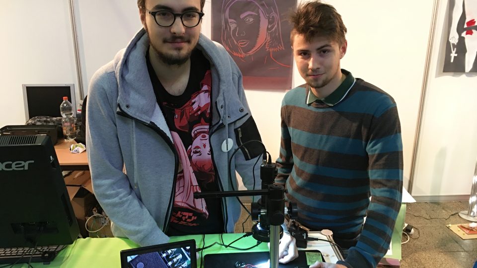 Michal Mráček a Miloslav Krejza prezentují IT obor střední školy ve Štětí