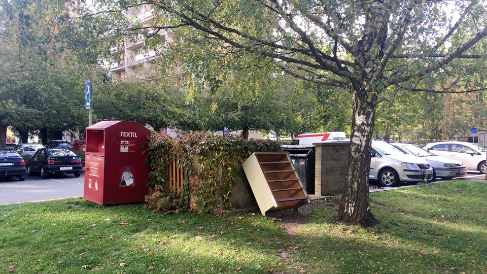 U popelnic ve Valčíkově ulici jsou ještě ohořelé skříně