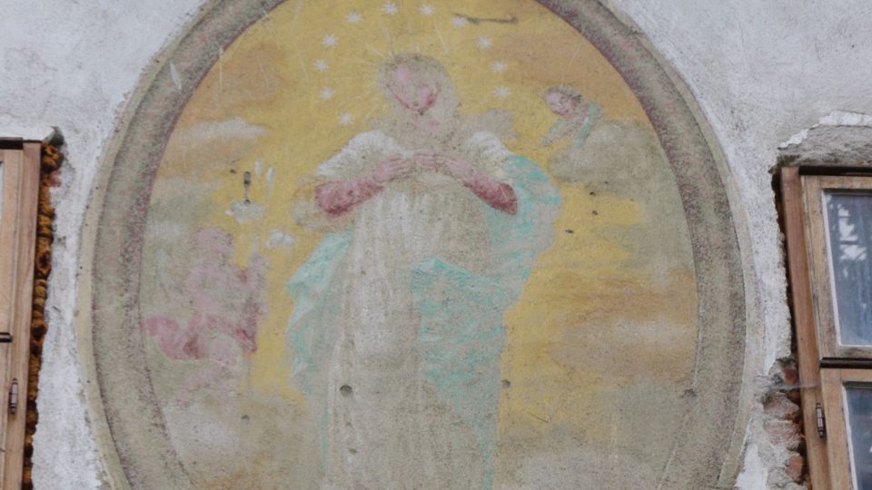 Vybledlý obraz Panny Marie ve štítu rychty