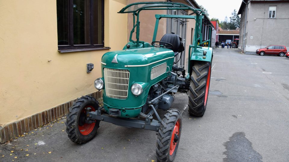 Výstava zemědělské techniky v areálu školy