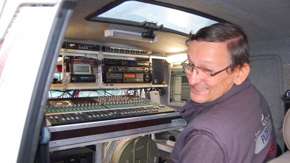 Zvukový mistr Josef Vavruška v přenosovém voze při natáčení pořadu