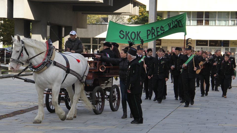 Skok přes kůži – 128. ročník tradiční hornické slavnosti se konal v Mostě