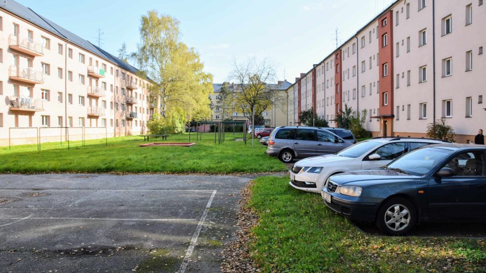 Plot ohraničuje plochu s více než 200 byty