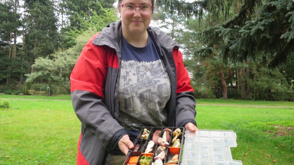 Mykoložka Tereza Tejklová se svými exponáty