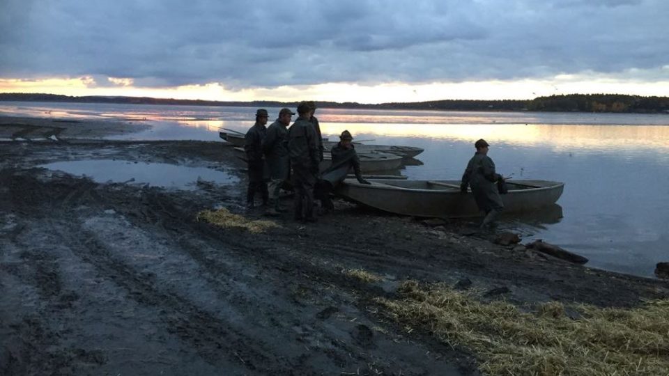 Poprvé zatáhli rybáři sítě na Rožmberku za rozbřesku v pátek ráno