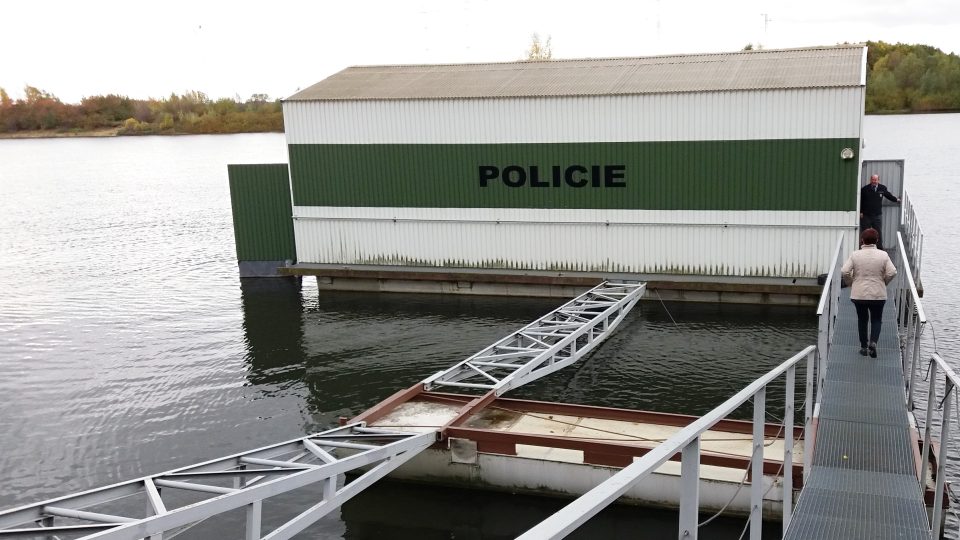 Policisté na Nechranické přehradě