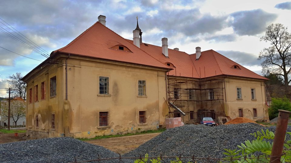 Zámek v Chocenicích zachraňuje nový majitel, který se rozhodl historickou památku opravit a vrátit jí původní podobu