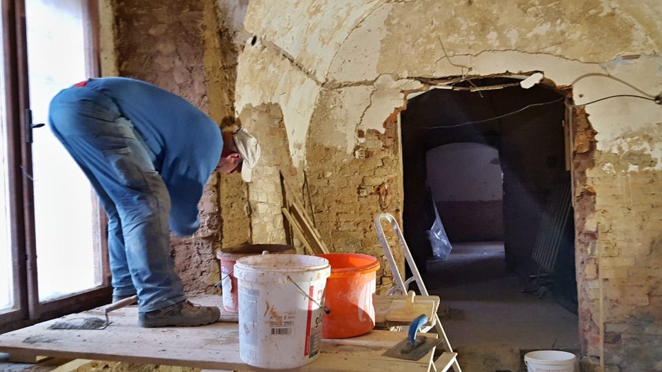 Zámek v Chocenicích zachraňuje nový majitel, který se rozhodl historickou památku opravit a vrátit jí původní podobu